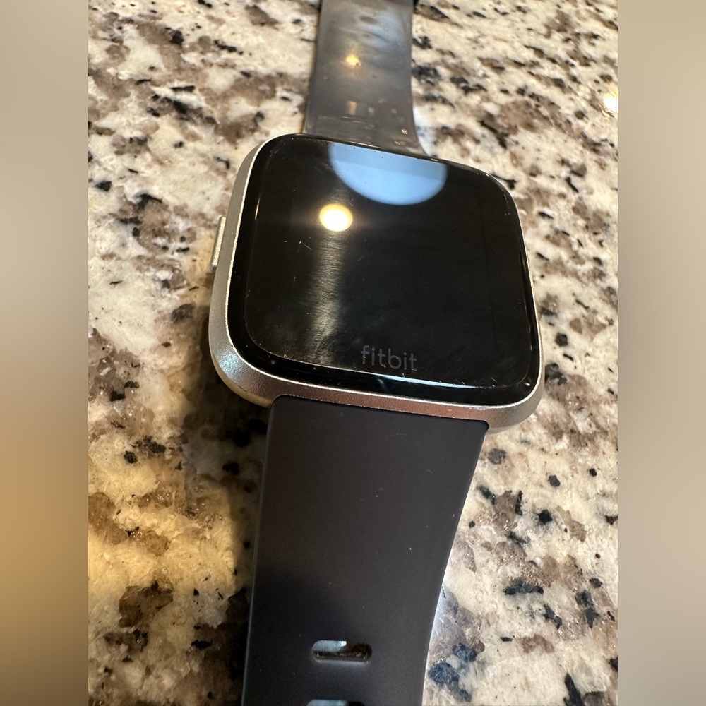 Fitbit Versa - Picture 2 of 12